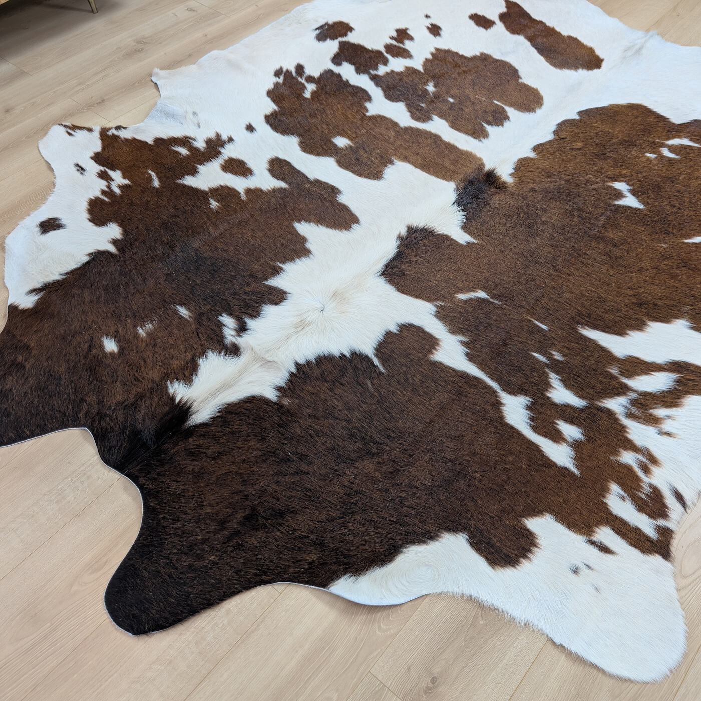 covor din piele de vaca mbch545 maro cu alb pe parchet