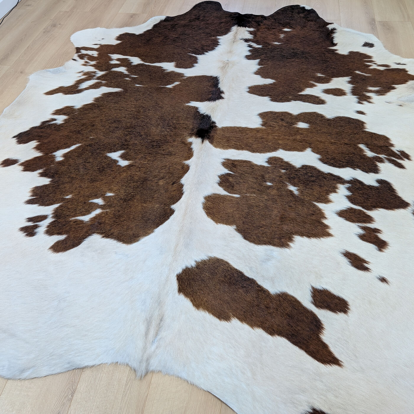 covor din piele naturala de vaca mbch545 maro cu alb