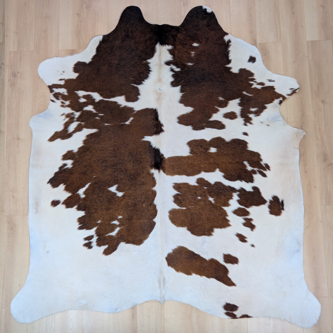 covor din piele de vaca mbch545 maro cu alb