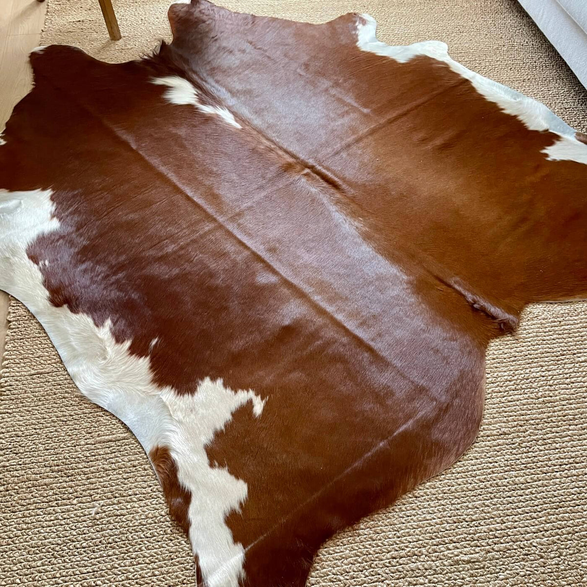 covor din piele naturala de vaca mbch551 de culoare maro pe un suport din iuta