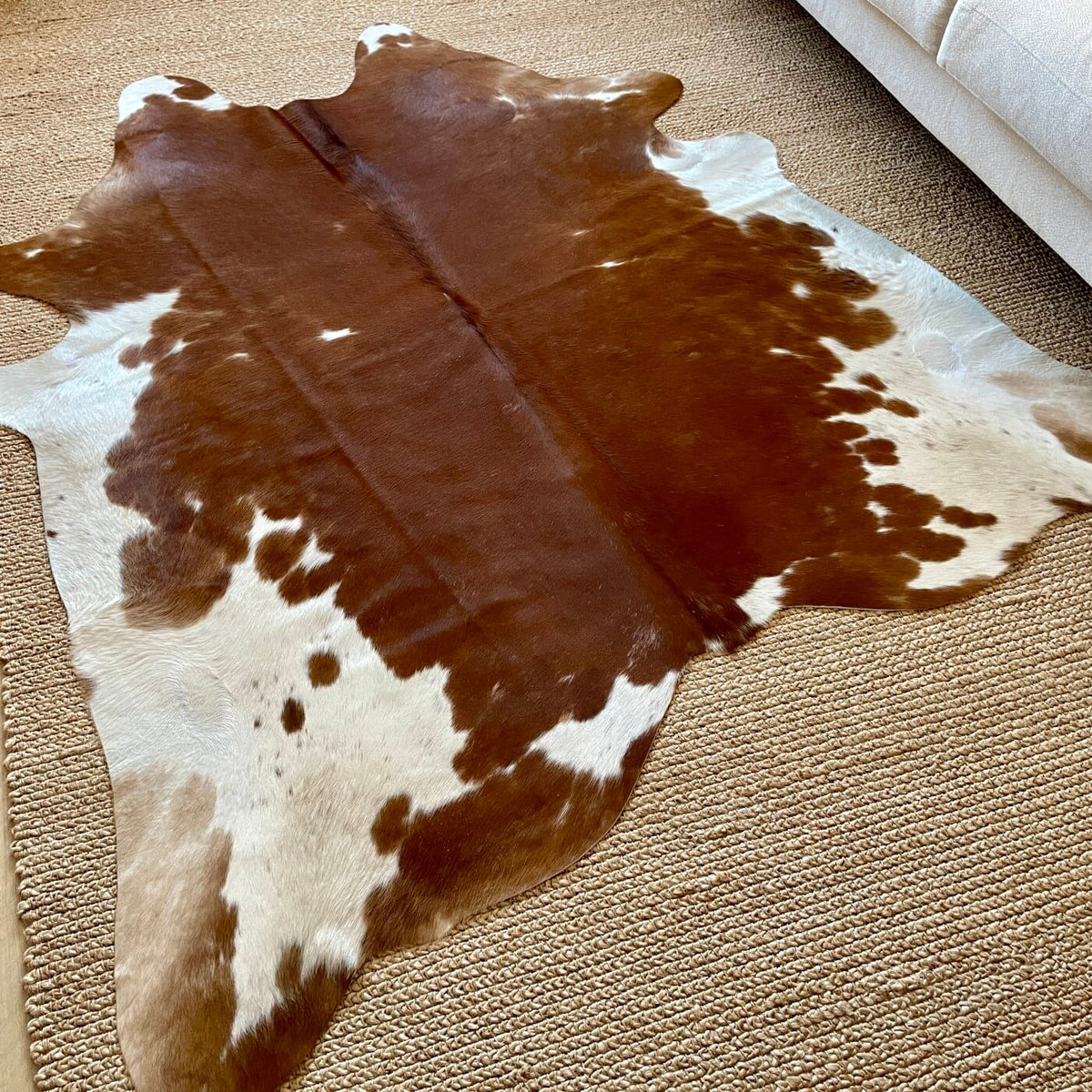 covor din piele naturala de vaca mbch555 in nuante de maro rosiatic si alb