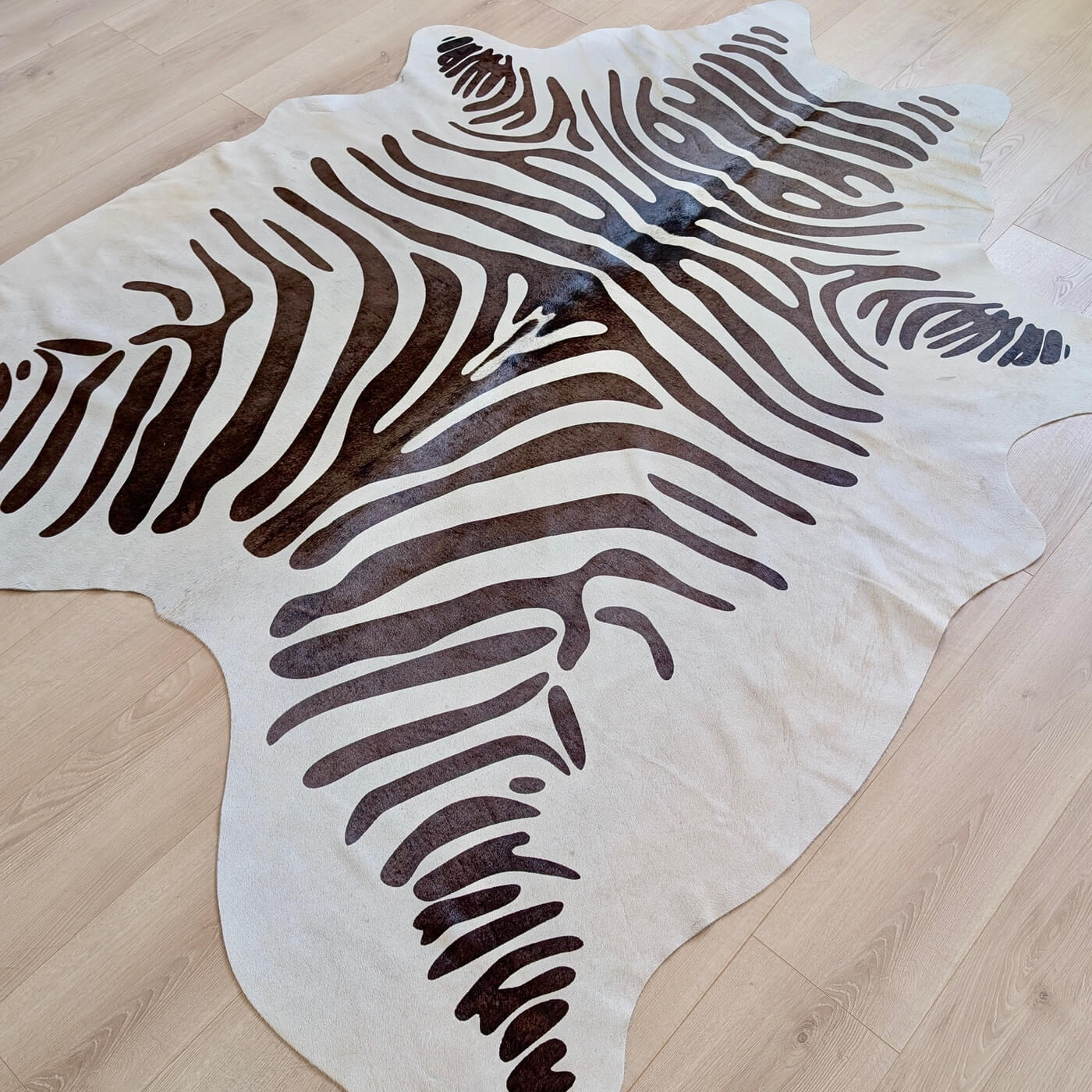 Covor din Piele de Vaca - Imprimeu Zebra (205cm x 175cm) - fundal alb gri cu dungi negre - pe podea 