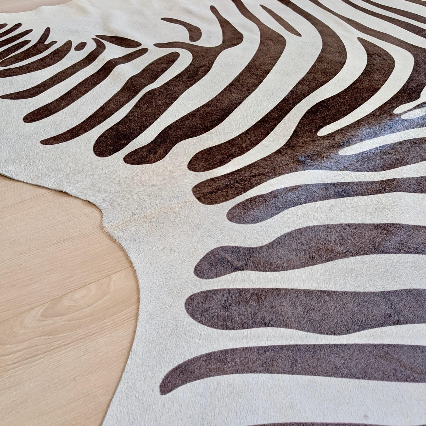 Covor din Piele de Vaca - Imprimeu Zebra (205cm x 175cm) - fundal alb gri cu dungi negre - zoom1