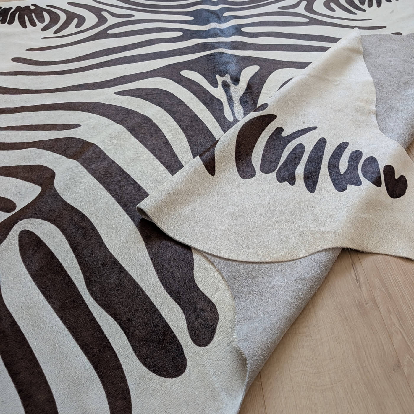 Covor din Piele de Vaca - Imprimeu Zebra Animal Print (205cm x 175cm) - fundal alb gri cu dungi negre - 