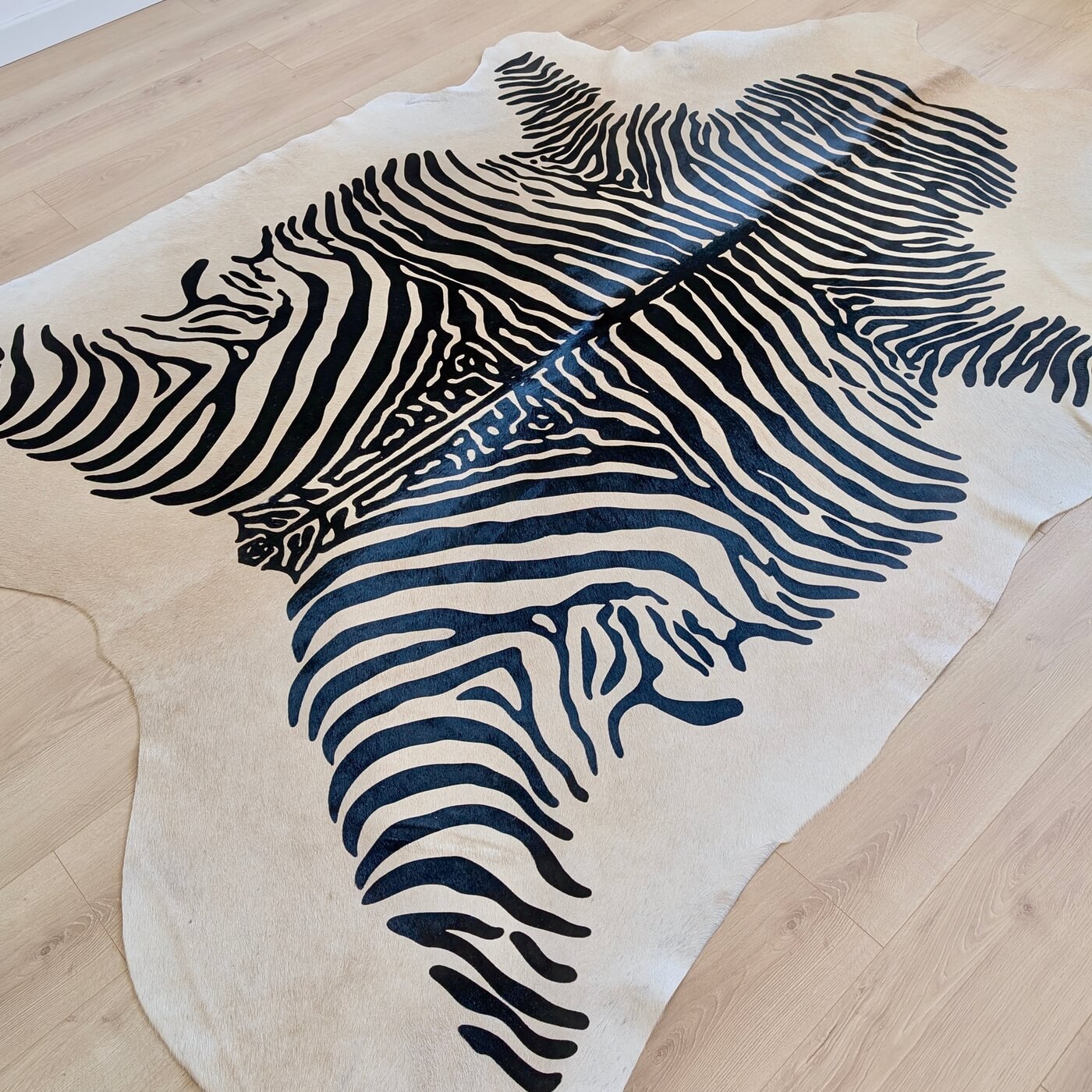 Covor din Piele de Vacă - Animal Print - Imprimeu Zebră (240x200 cm) - fundal bej cu dungi negre - pe podea