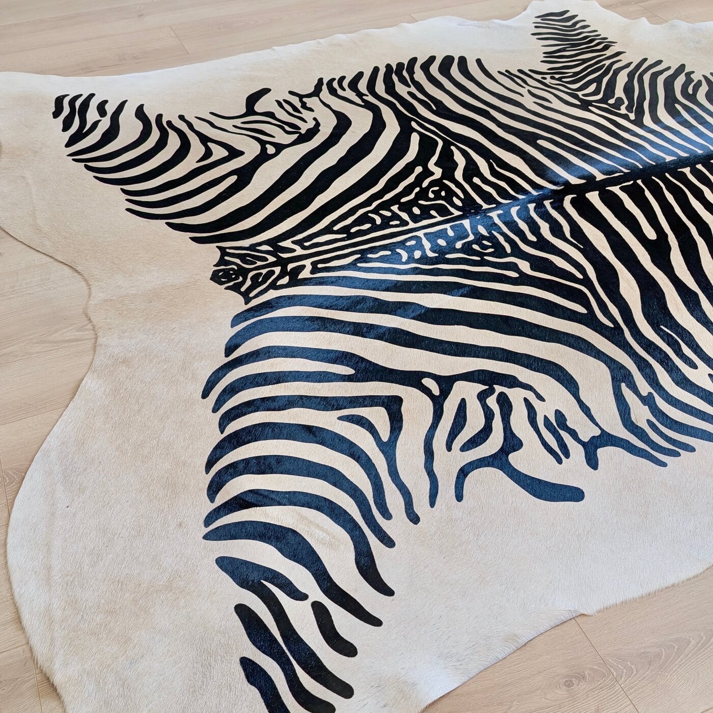 Covor din Piele de Vacă - Animal Print - Imprimeu Zebră (240x200 cm) - fundal bej cu dungi negre - de aproape