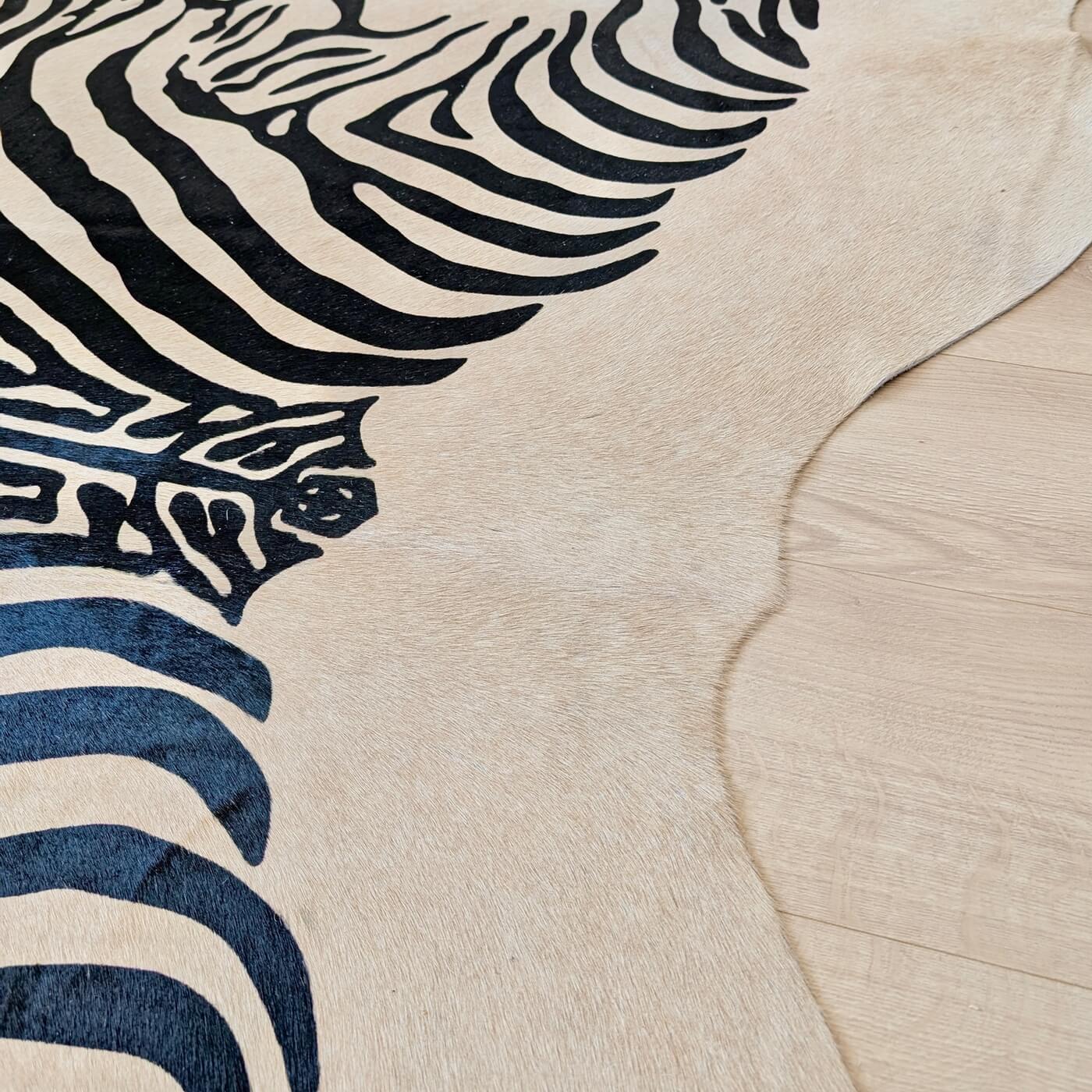 Covor din Piele de Vacă - Animal Print - Imprimeu Zebră (240x200 cm) - fundal bej cu dungi negre - zoom