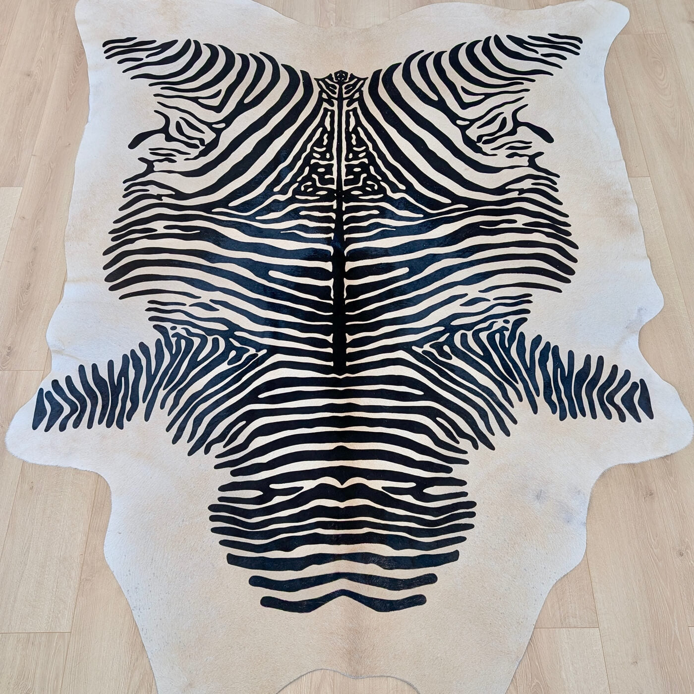 Covor din Piele de Vacă - Animal Print - Imprimeu Zebră (240x200 cm) - fundal bej cu dungi negre - intins