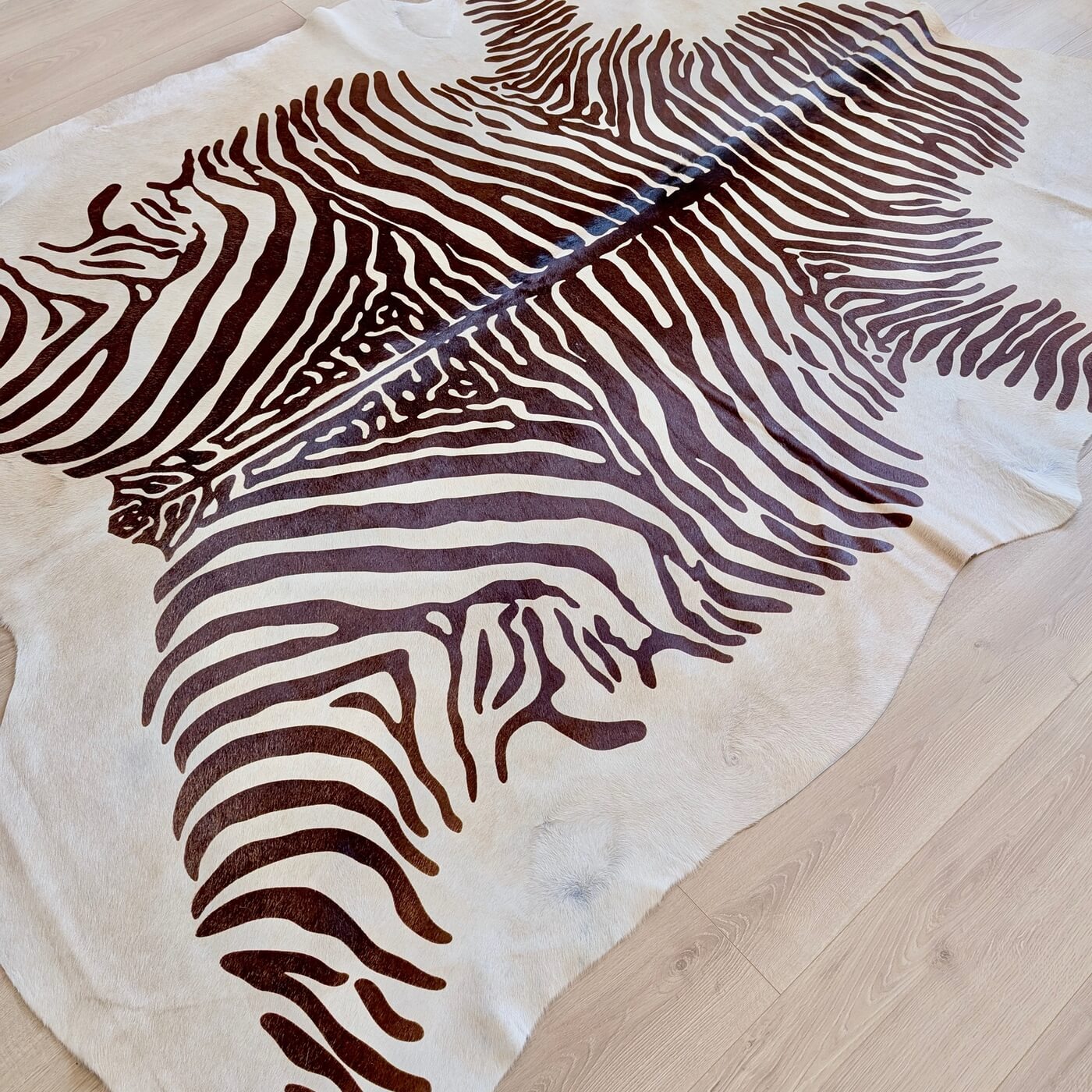 Covor din Piele de Vacă - Animal Print - Imprimeu Zebră (230x195 cm) pe un fundal de bej deschis cu dungi negre - intins