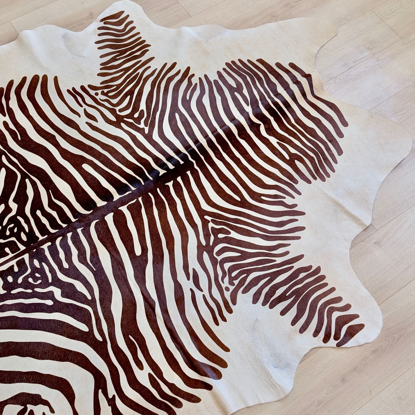 Covor din Piele de Vacă - Animal Print - Imprimeu Zebră (230x195 cm) pe un fundal de bej deschis cu dungi negre - sus