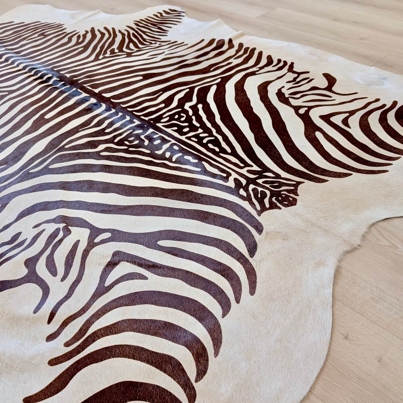 Covor din Piele de Vacă - Animal Print - Imprimeu Zebră (230x195 cm) pe un fundal de bej deschis cu dungi negre - baza
