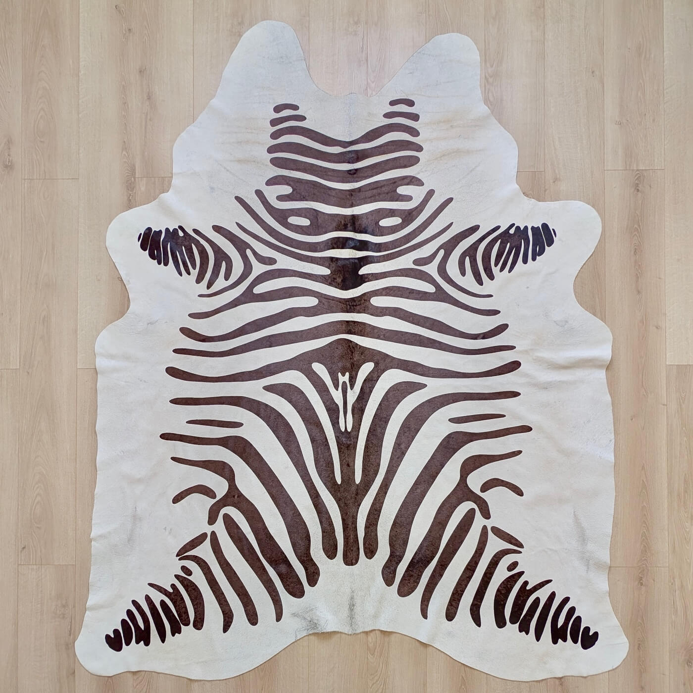 Covor din Piele de Vacă - Animal Print - Imprimeu Zebră (215x180 cm) - dungi negre pe fundal gri deschis