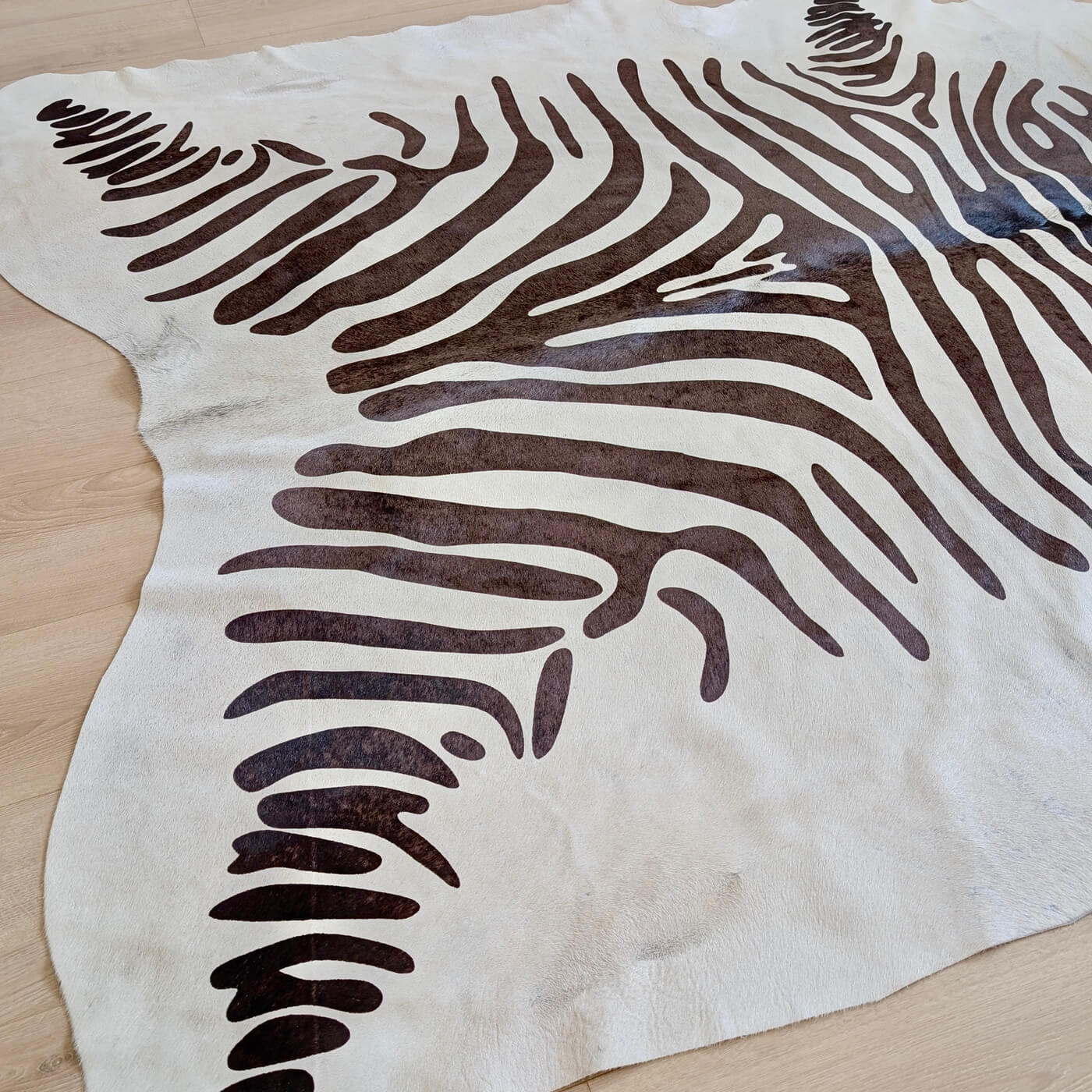 Covor din Piele de Vacă - Animal Print - Imprimeu Zebră (215x180 cm) - de aproape