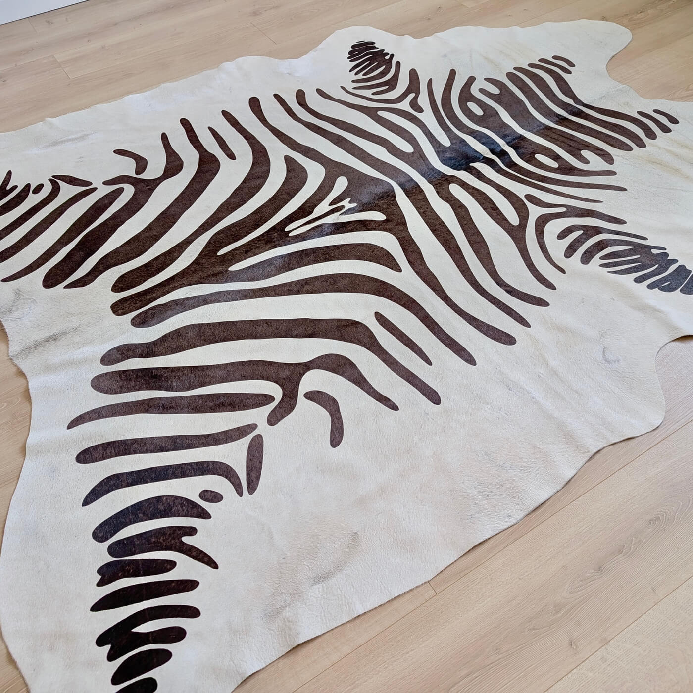 Covor din Piele de Vacă - Animal Print - Imprimeu Zebră (215x180 cm) - dungi negre pe fundal gri bej deschis