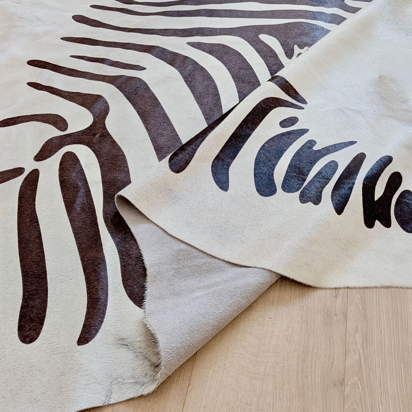 Covor din Piele de Vacă - Animal Print - Imprimeu Zebră (215x180 cm) - zoom calitate