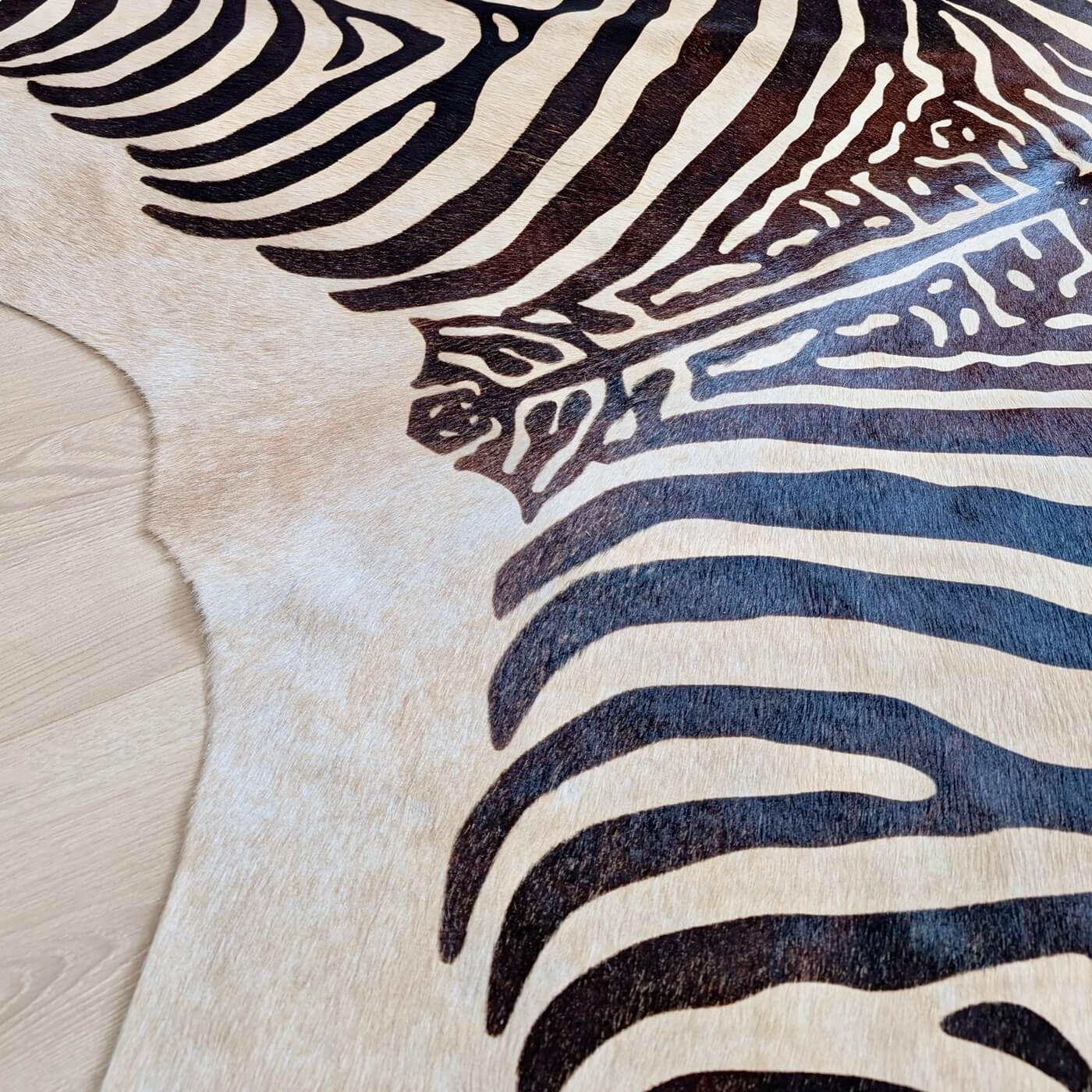 Covor din Piele de Vacă - Animal Print - Imprimeu Zebră (220x180 cm) - dungi negre de zebra - jos zoom