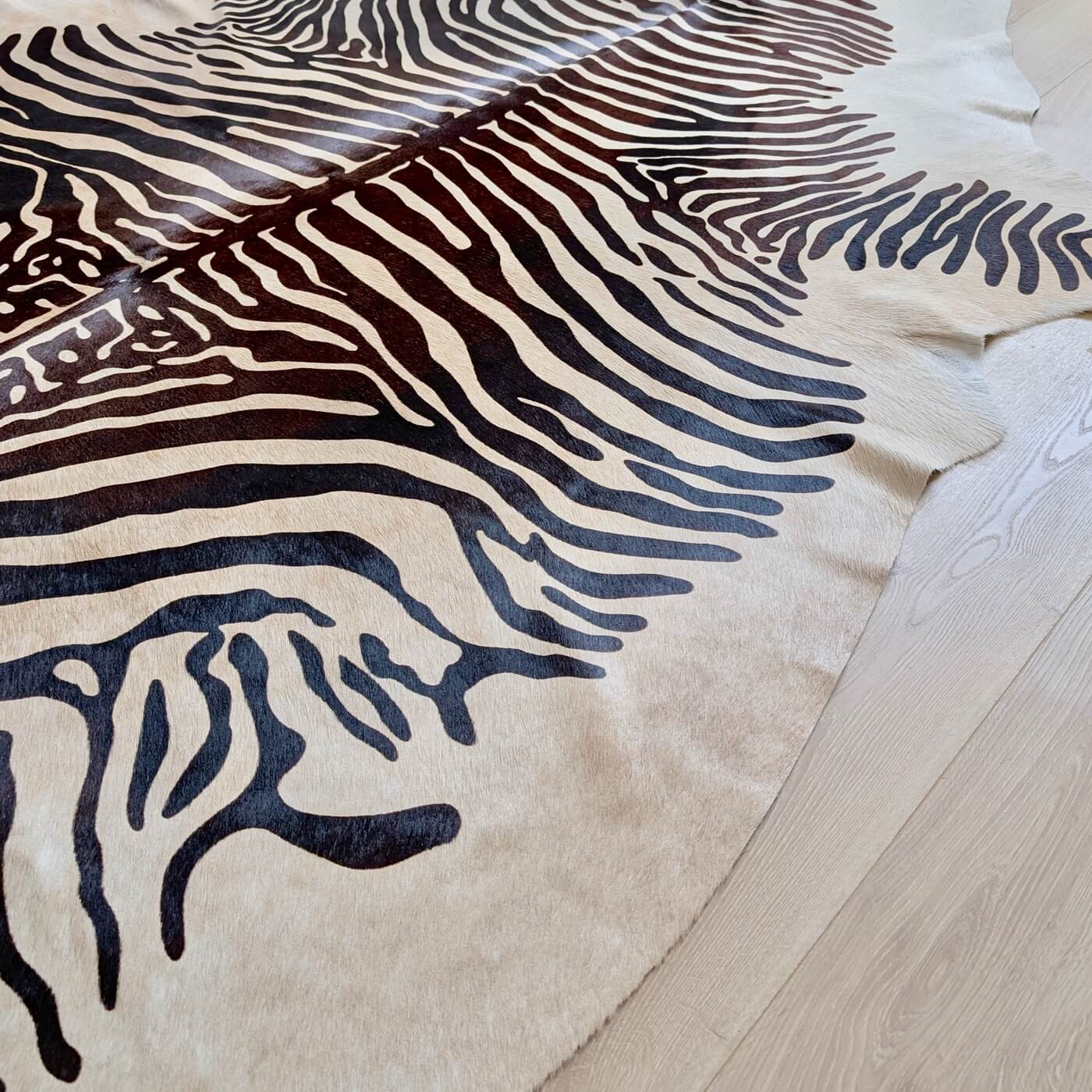 Covor din Piele de Vacă - Animal Print - Imprimeu Zebră (220x180 cm) - dungi negre de zebra - de aproape