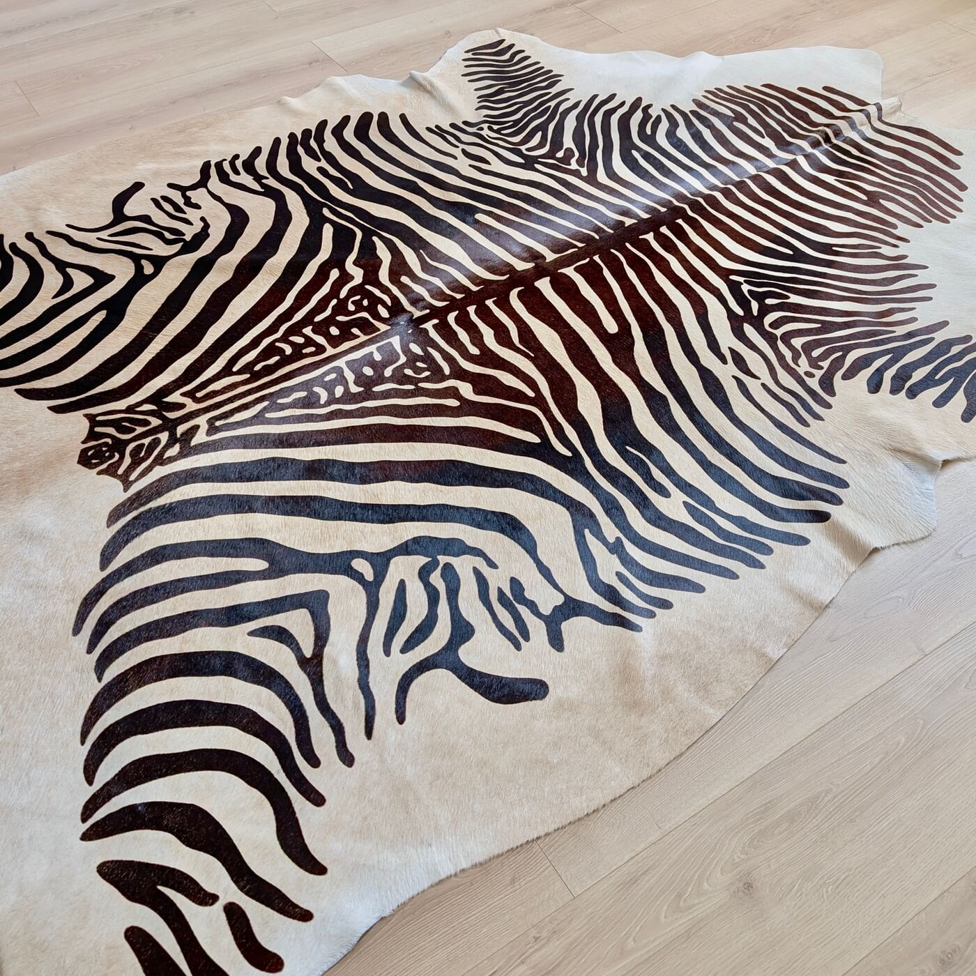 Covor din Piele de Vacă - Animal Print - Imprimeu Zebră (220x180 cm) - dungi negre pe fundal bej - contrast frumos