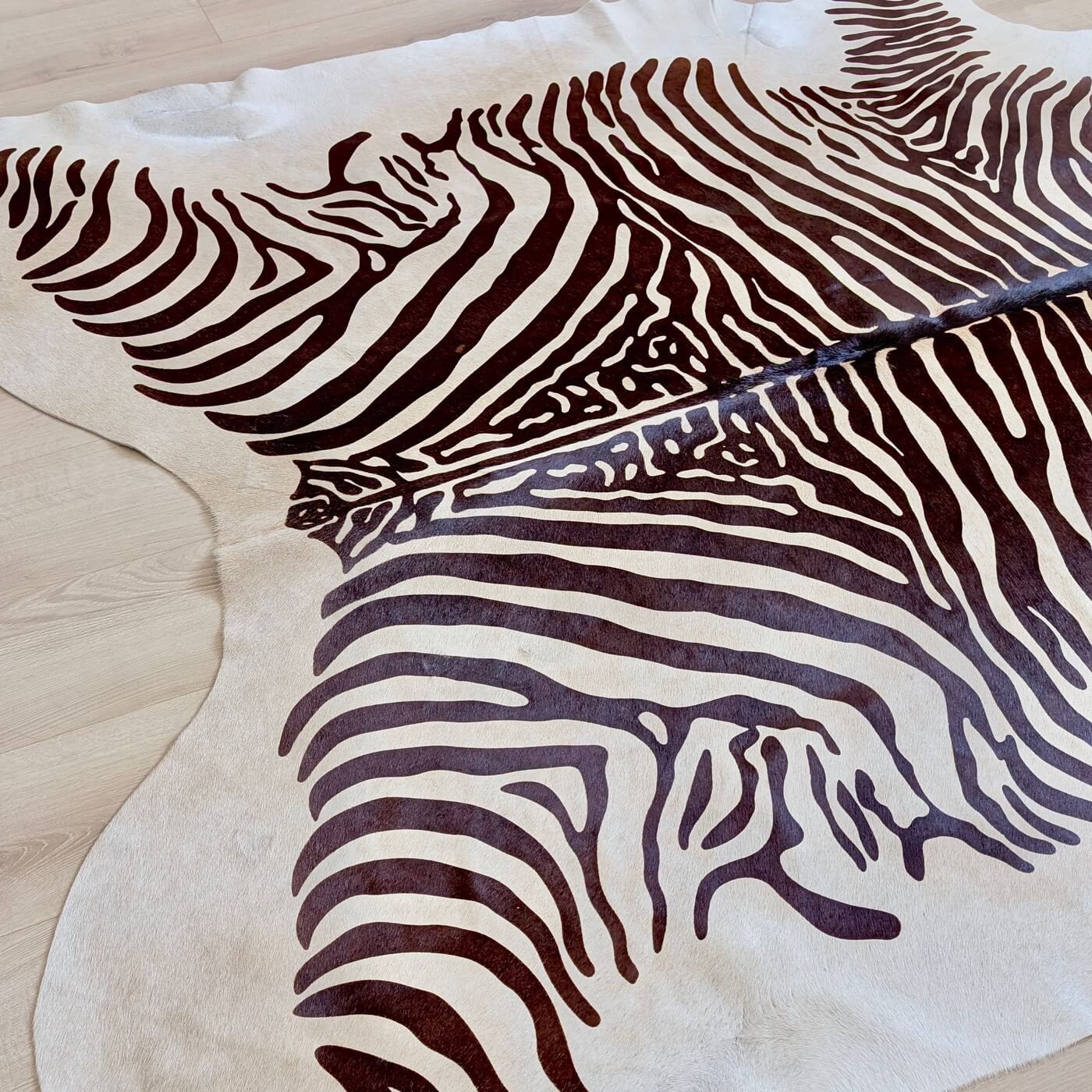 Covor din Piele de Vacă - Animal Print - Imprimeu Zebră (220x190 cm) - intinsa jos