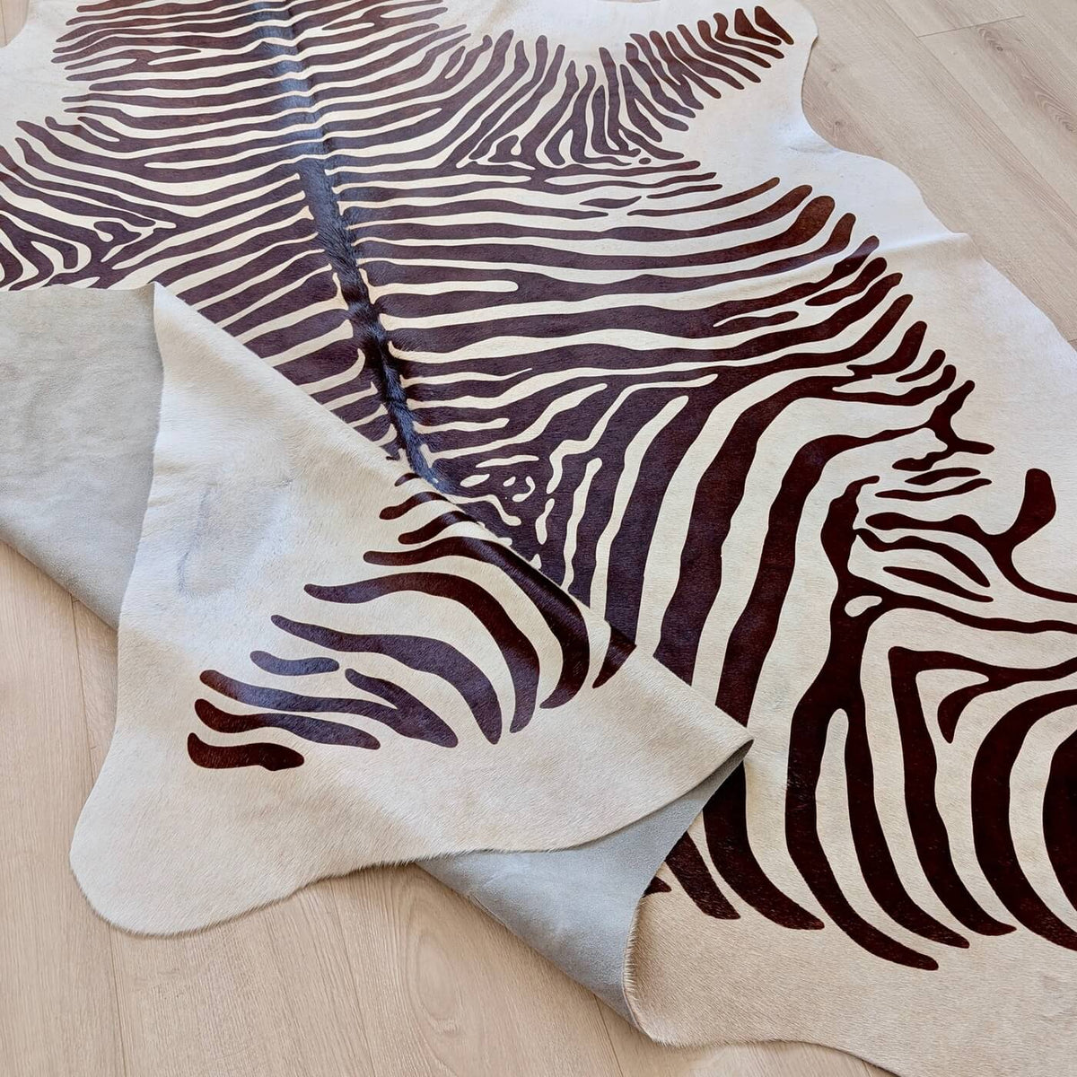 Covor din Piele de Vacă - Animal Print - Imprimeu Zebră (220x190 cm)