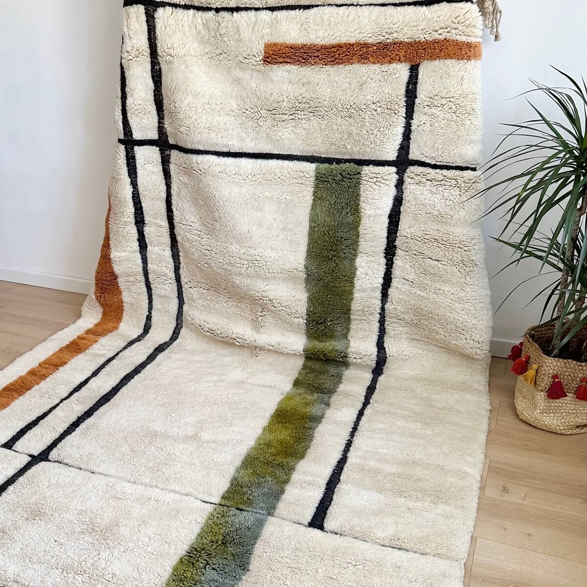covor premium de lux Beni Mrirt 300x200, realizat din lana organica de artizani din Maroc, dens gros si pufos de calitate exceptionala, pentru living sau dormitor