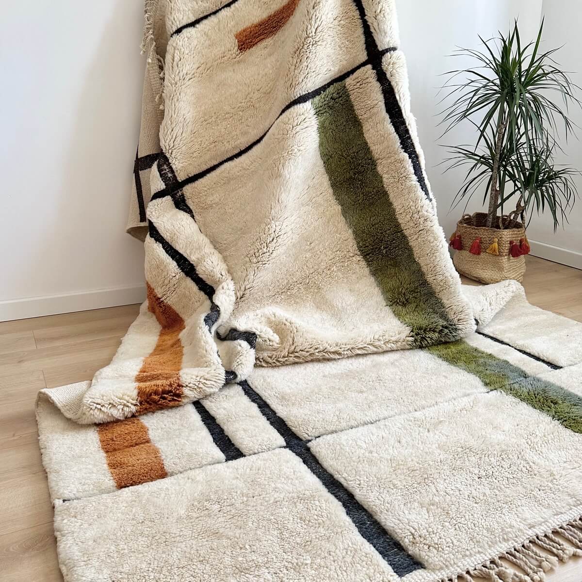 covor premium de lux Beni Mrirt 300x200, realizat din lana organica de artizani din Maroc, dens gros si pufos de calitate exceptionala, greu si mare