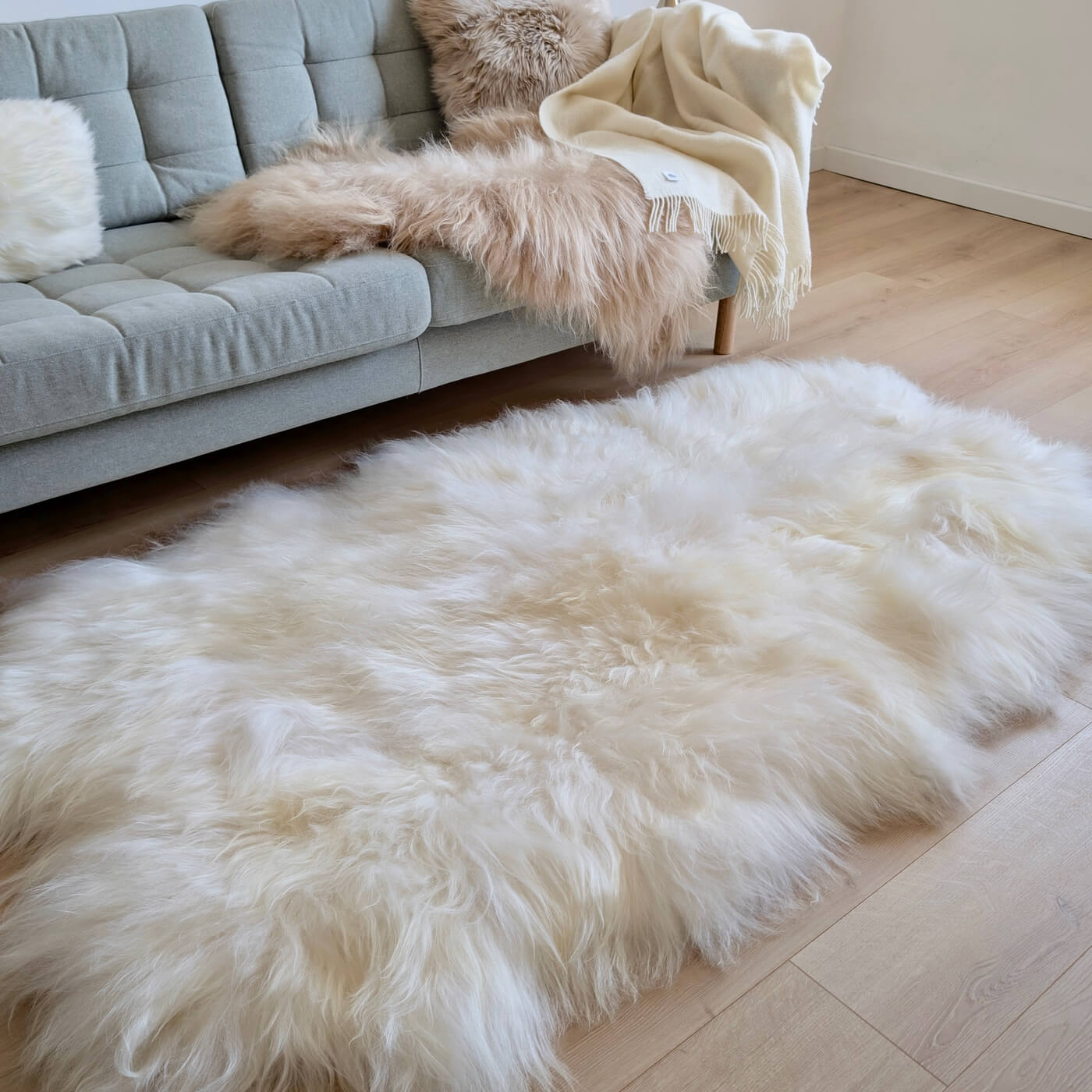 Covor Quad din Blană Naturală de Oaie Islandeză - realizat din 4 piei întregi cusute împreună - dimensiune  180 x 110 cm - fir extra lung minim 10 cm - alb ivory - pe podea