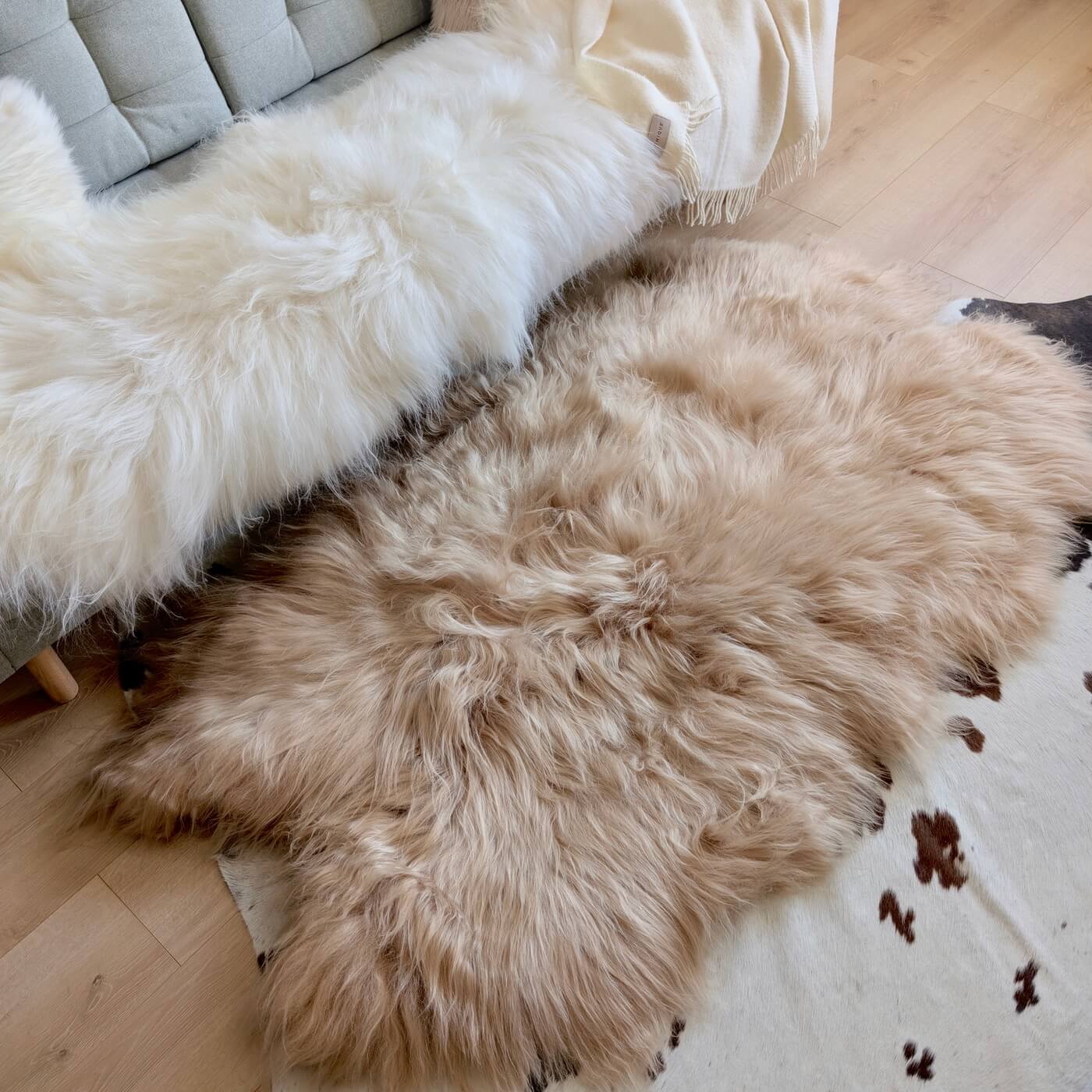 Covor quad din blană naturală de oaie islandeză realizat din 4 piei întregi cusute împreună. Dimensiune 180 x 110 cm și fir extra lung de minim 10 cm în nuanță de bej cappuccino - Decor