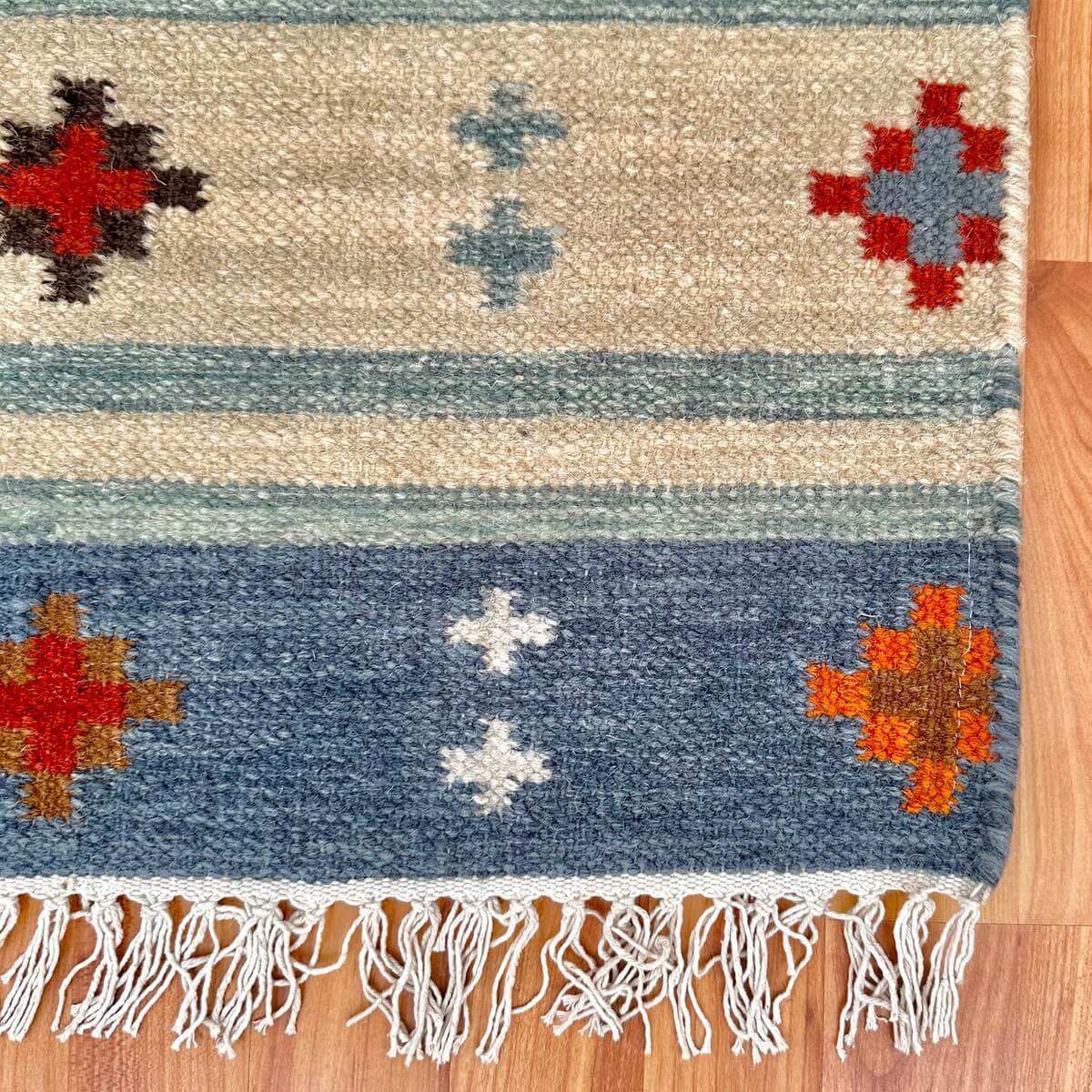 covor kilim Bimala, tesut traditional din lana, model in carouri in nuante bej si albastru, colt
