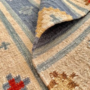 covor kilim Bimala, tesut traditional din lana, model in carouri in nuante bej si albastru, tesatura