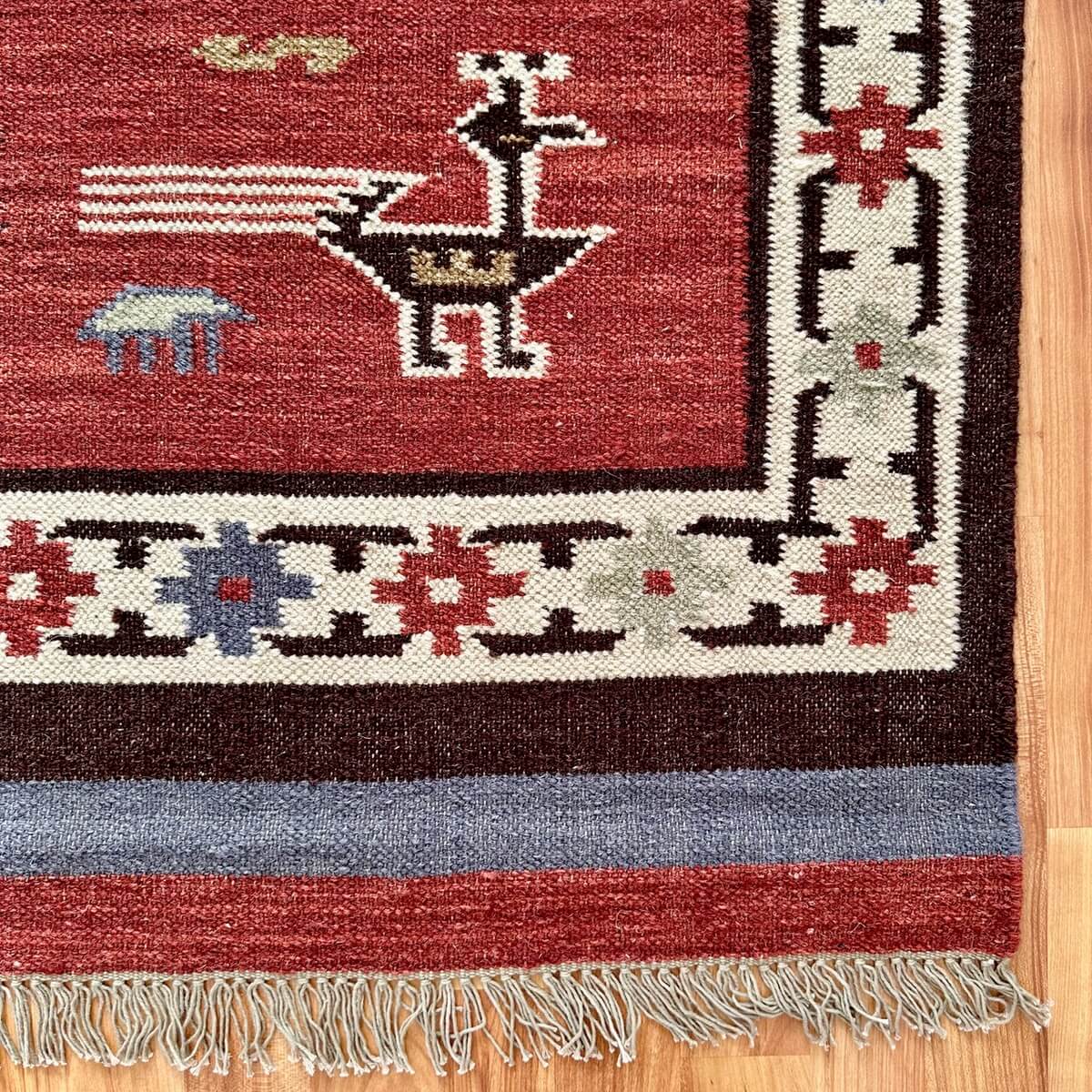 covor traditional kilim realizat din lana birdsong cu modele aztece in nuante calde pamantii, colt