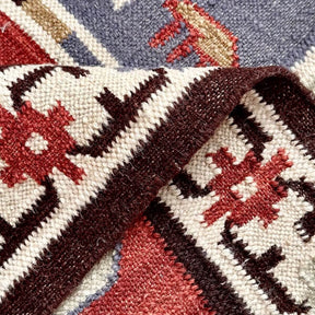 covor traditional kilim realizat din lana birdsong cu modele aztece in nuante calde pamantii, tesatura