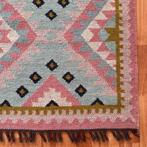 covor traditional kilim Jovita tesut manual 100% din lana, model geometric in romb in culori roz si turcoaz, colt