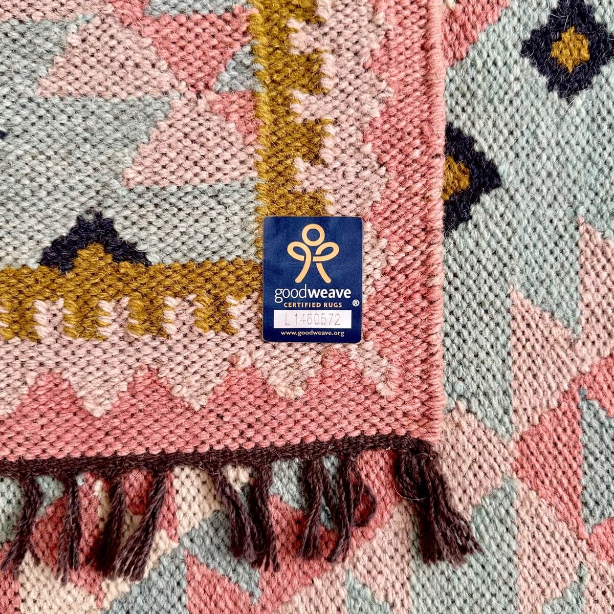 covor traditional kilim Jovita tesut manual 100% din lana, model geometric in romb in culori roz si turcoaz, certificat goodweave
