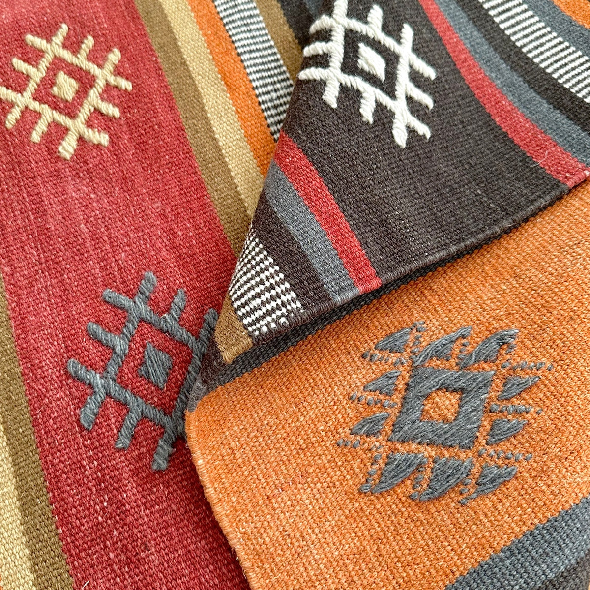 covor kilim Juma tesut traditional din lana si bumbac, culori si nuante pamantii calde cu modele, zoom