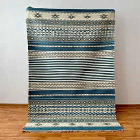 covor traditional kilim Kovalam, tesut manual din lana si bumbac, model cu linii si romburi in nuante de verde albastru