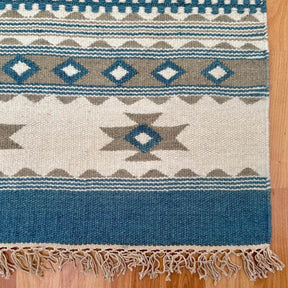 covor traditional kilim Kovalam, tesut manual din lana si bumbac, model cu linii si romburi verde albastrui, colt
