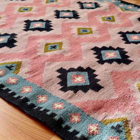 covor traditional kilim Loxi realizat 100% din lana cu model in diamant in culori predominante roz si bleu, zoom