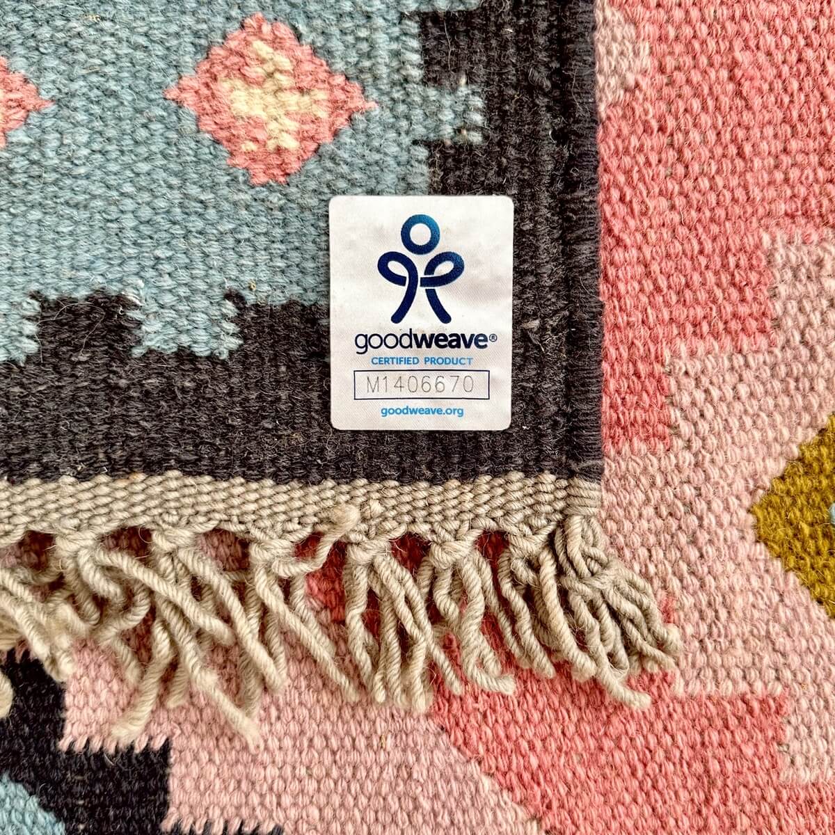 covor traditional kilim Loxi realizat 100% din lana cu model in diamant in culori predominante roz si bleu, certificat