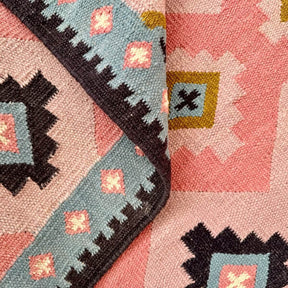covor traditional kilim Loxi realizat 100% din lana cu model in diamant in culori predominante roz si bleu