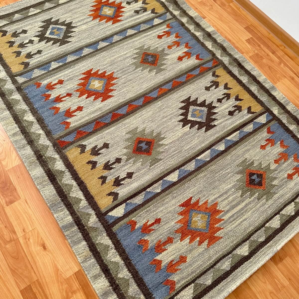 covor traditional kilim Sakala gri cu romburi tesut manual din lana, pe podea