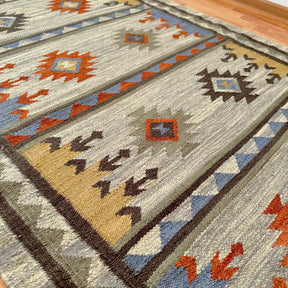 covor traditional kilim Sakala gri cu romburi tesut manual din lana, close