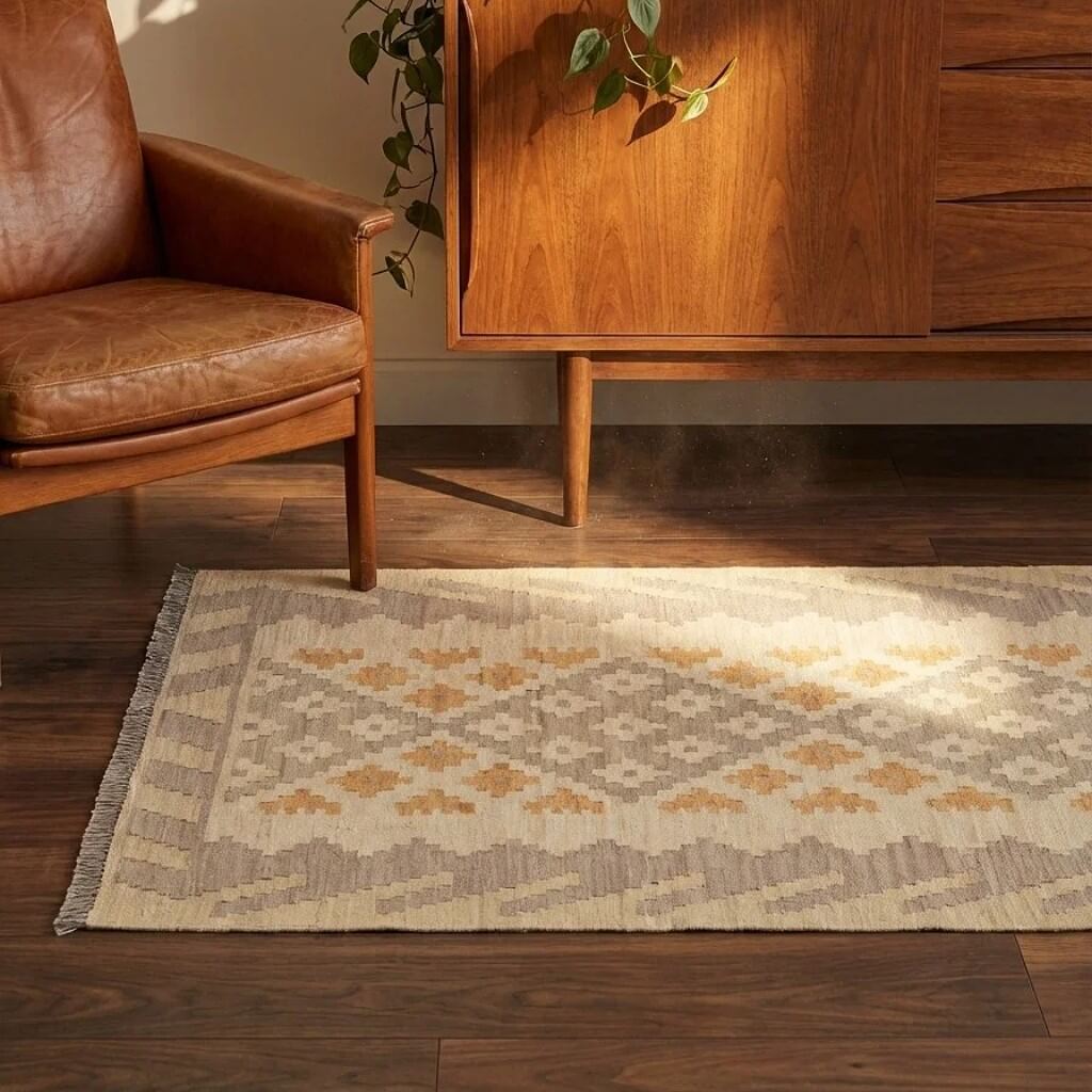 Covor traversa din lana tesut manual Kilim Gashghai (197cm x 84cm) in nuante de bej si gri in camera de zi pe parchet
