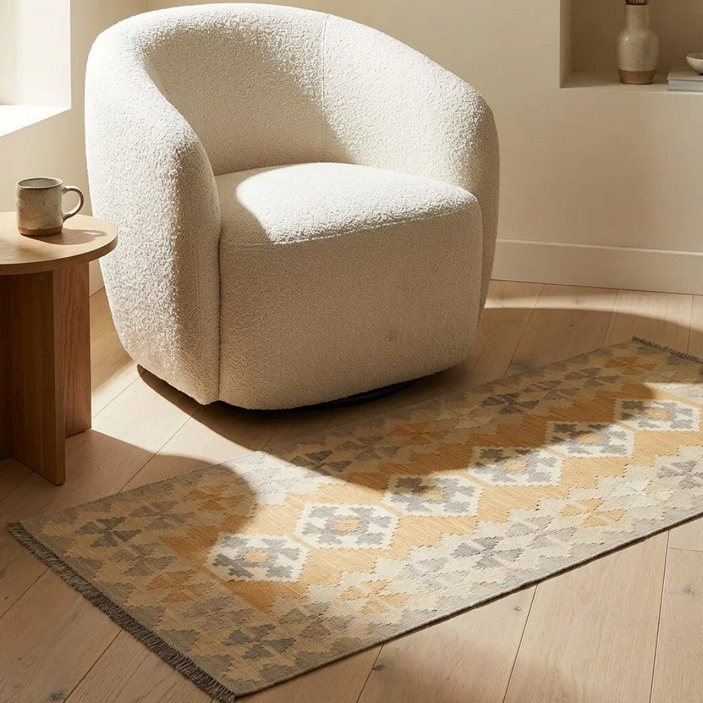 Covor traversa din lână țesut manual cu motive traditionale geometrice in culori de gri si bej, Kilim Gashghai in fata unui fotoliu (193cm x 84cm)