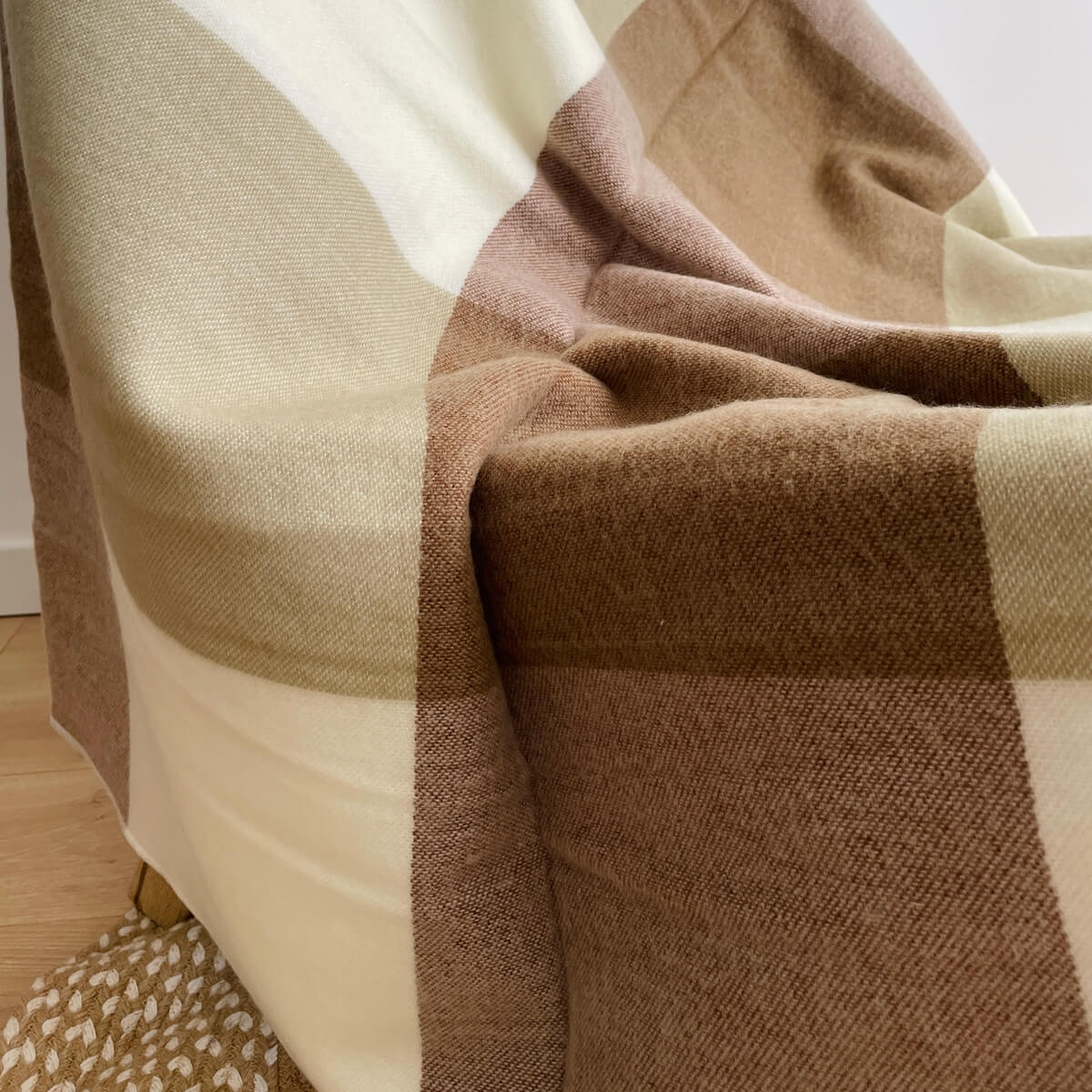 patura reversibila din lana de alpaca model in carouri, nunate de bej maro, zoom