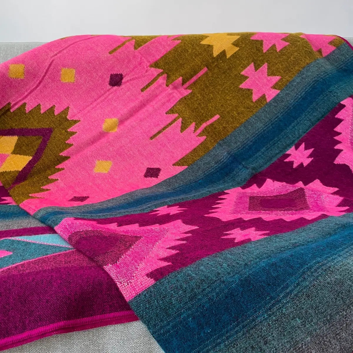 Patura reversibila din lana de alpaca Ibarra, Roz, model nativ, zoom