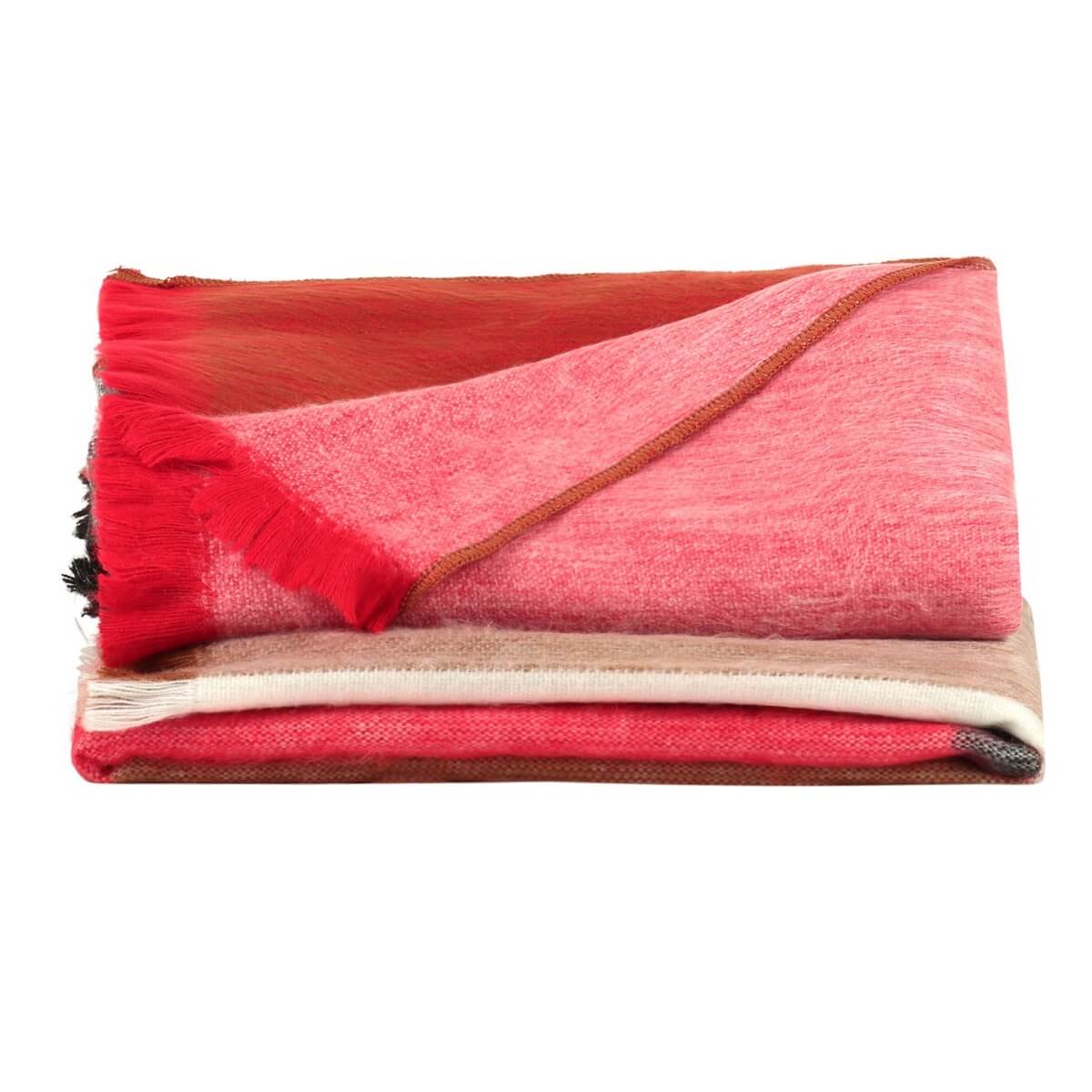 patura mare din lana de alpaca cu model in carouri in nuante rosu multicolor impaturita