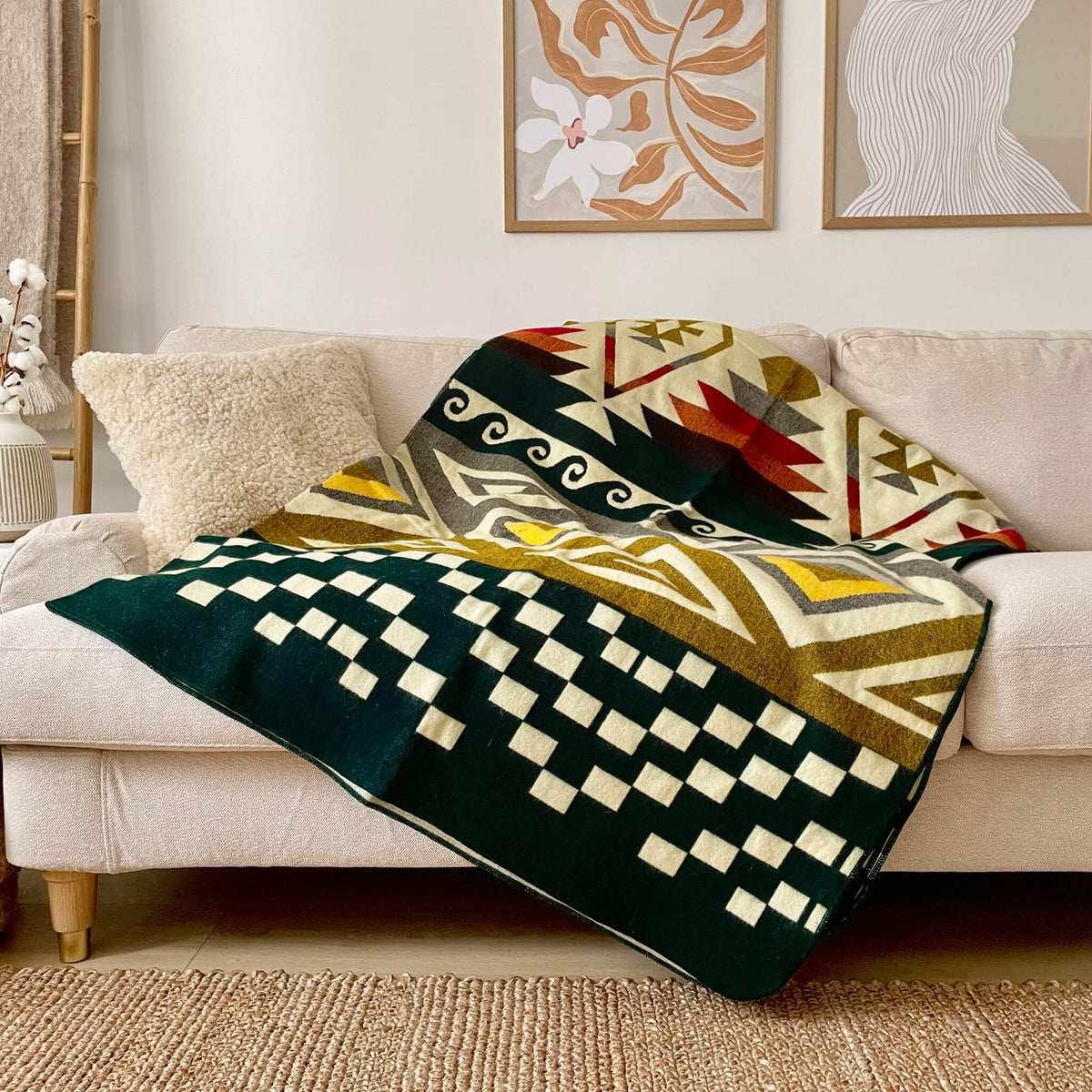 Patura din Lana Alpaca Cayambe, nuante inchise si verde, dubla reversibila, model nativ, pe canapea in living