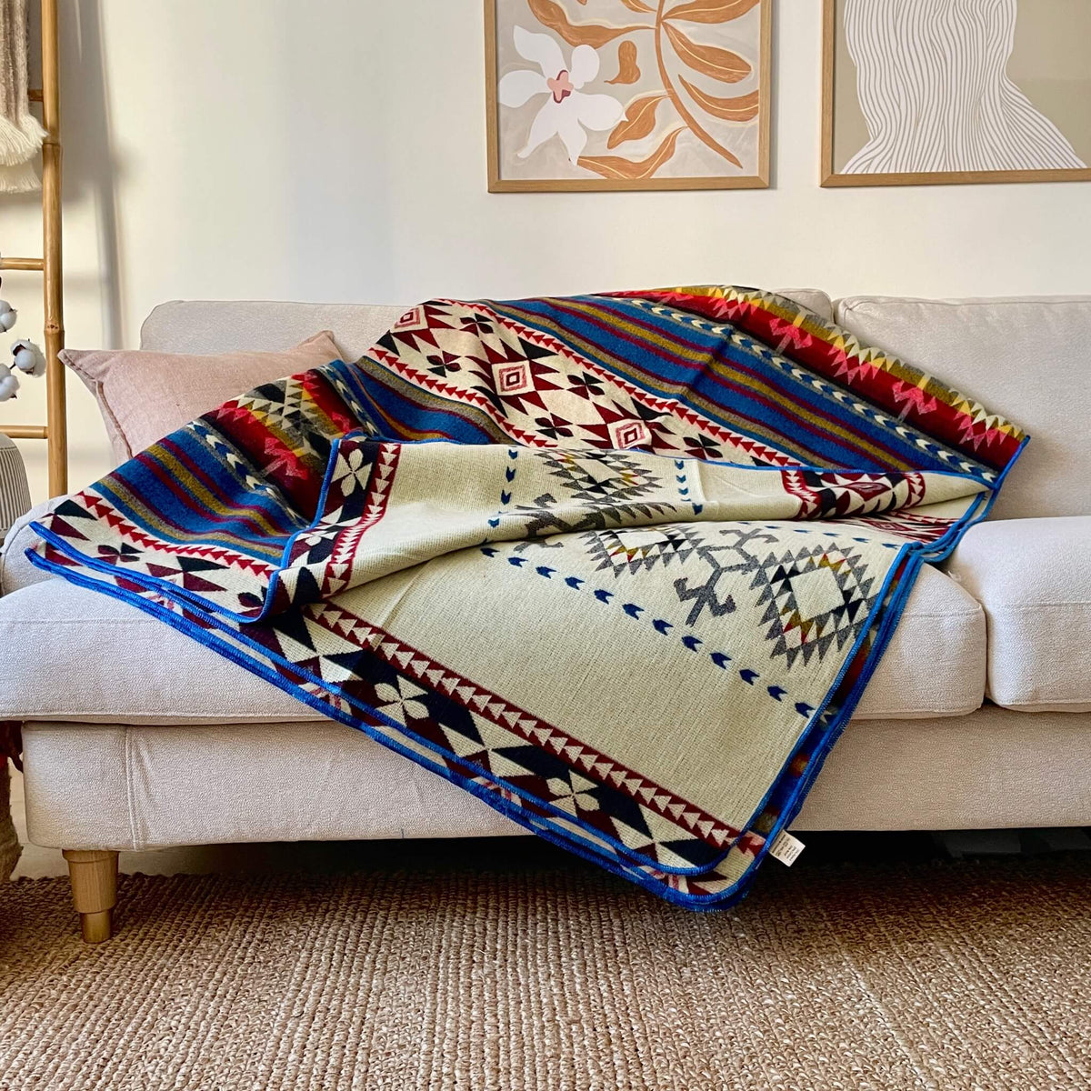 pătură din lână alpaca cotopaxi, dublă, modele native andine, roșu albastru, două fețe, pe canapea