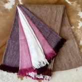 patura din lana alpaca, model in dungi, culori pastelate de roz fad, mov si maro cu alb
